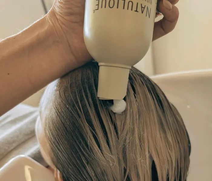 Haare werden mit einem Natulique Produkt gewaschen