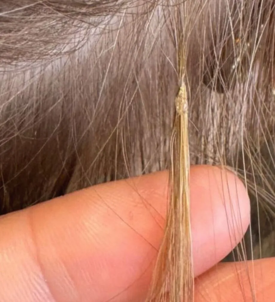 mikrokapsel-straehne-im-haar Eingearbeitete feine, blonde Strähne im Haar mit einer Keratinkapsel